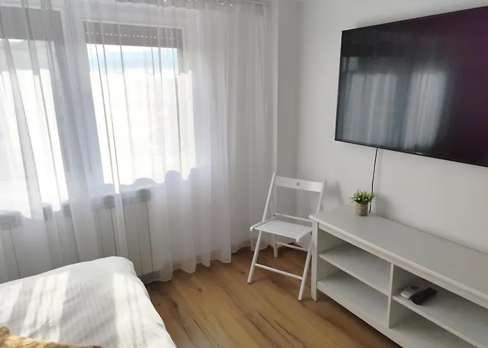 Platinum - Cu 3 Camere, 2 Dormitoare, 2 Bai, Bucatarie Complet Utilata, Living, 2 Balcoane