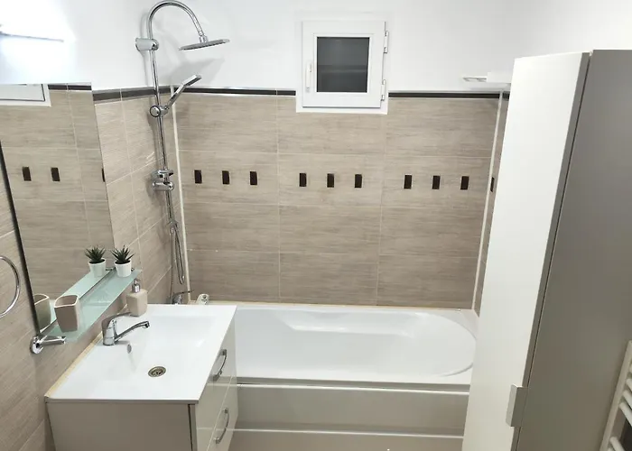 Apartament Platinum - Cu 3 Camere, 2 Dormitoare, 2 Bai, Bucatarie Complet Utilata, Living, 2 Balcoane Bukareszt