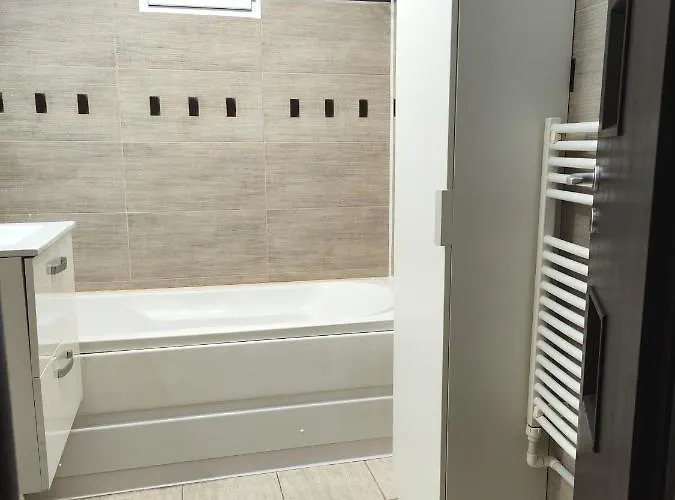 Platinum - Cu 3 Camere, 2 Dormitoare, 2 Bai, Bucatarie Complet Utilata, Living, 2 Balcoane Bukareszt